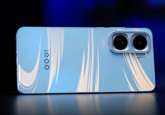 2026年预算2000元选择什么手机好用？iQOO、一加、荣耀谁更值得入手？